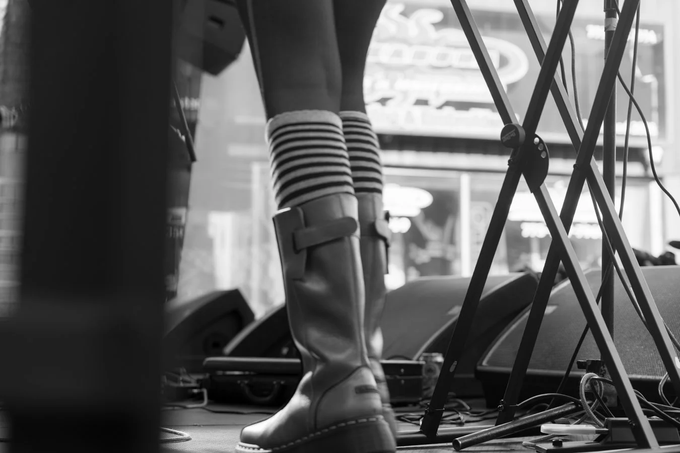 knee-his moto '26 victoria bw -33.jpg