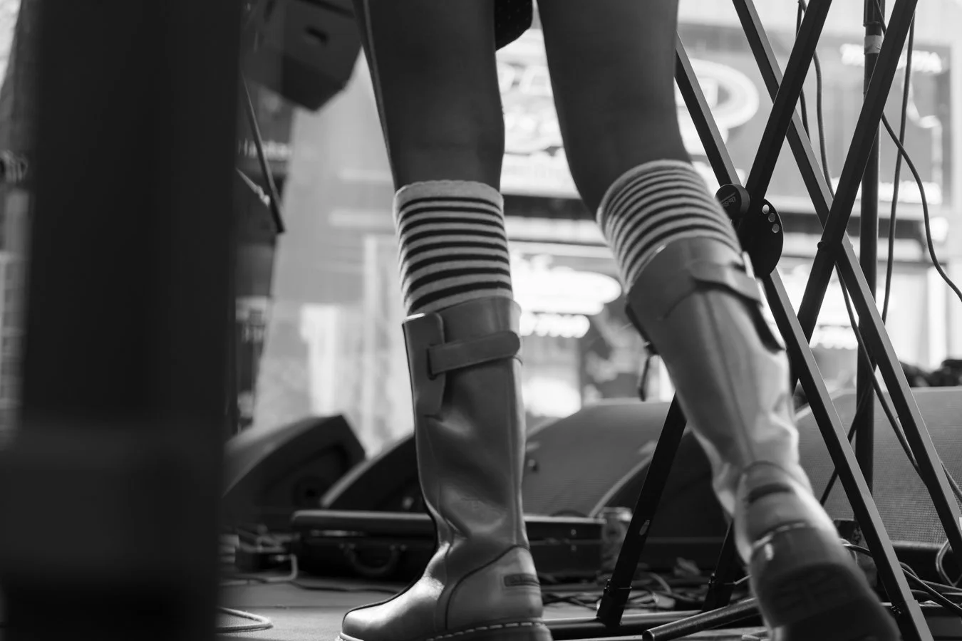 knee-his moto '26 victoria bw -34.jpg