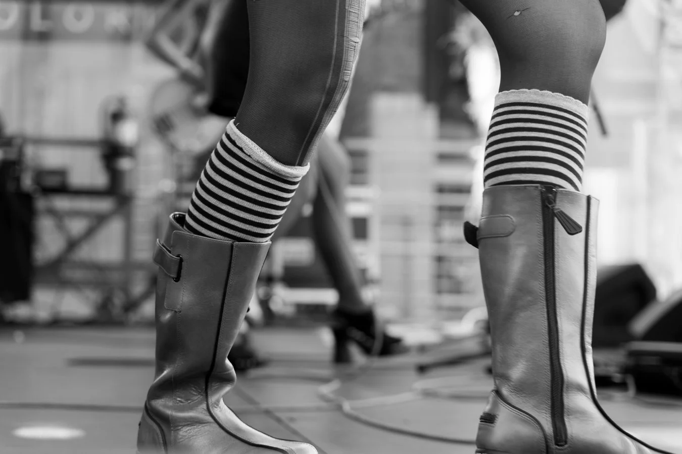 knee-his moto '26 victoria bw -35.jpg