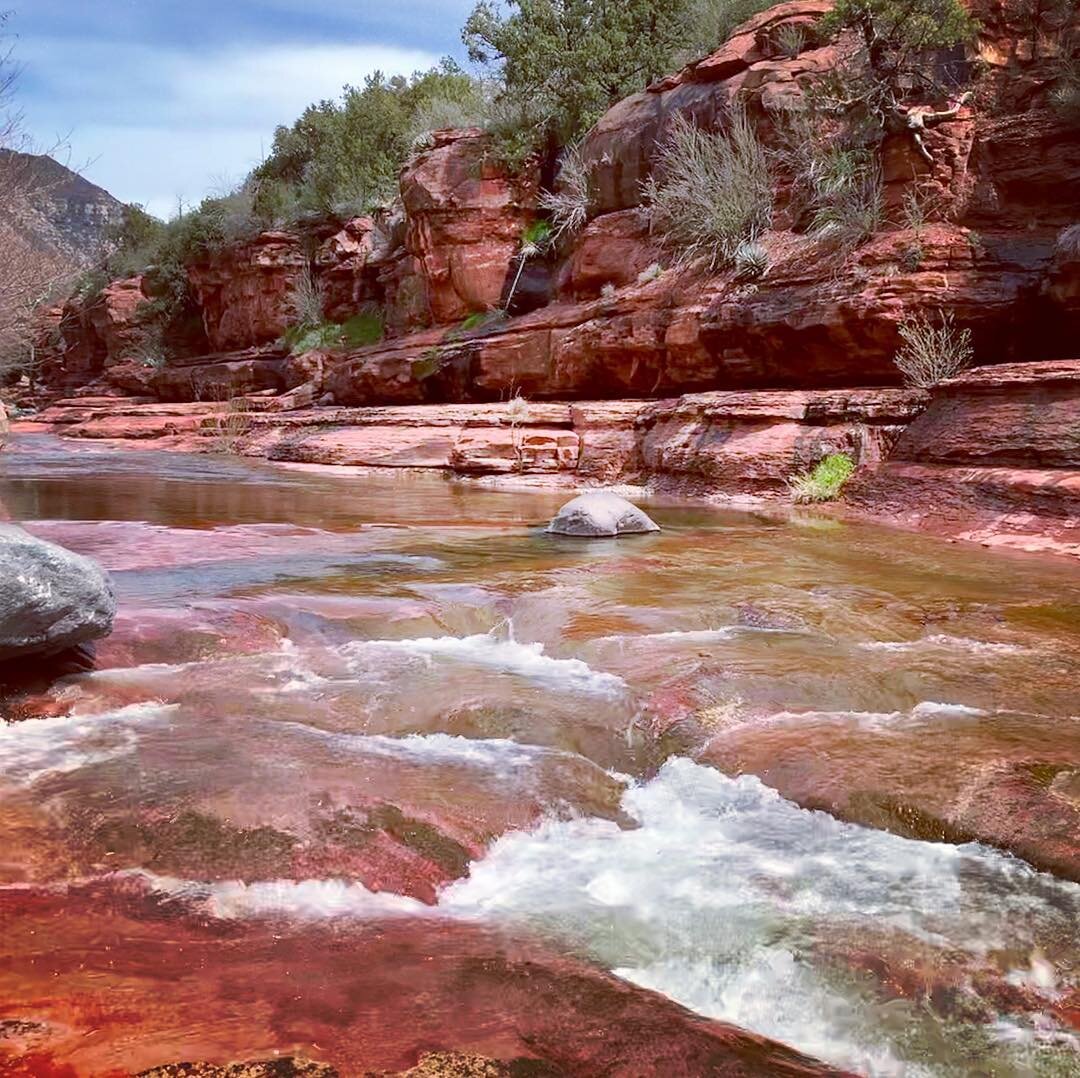 Oak Creek runs through giant red rock at Slide Rock #sliderock #sedona #arizona