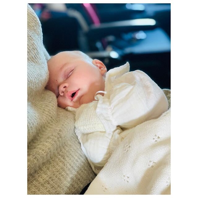 For all those asking how Meadow&rsquo;s first flight was ✈️
.
.
.
#sleepyhead #meadowarteliza #firstflight #qld #vic #traveller