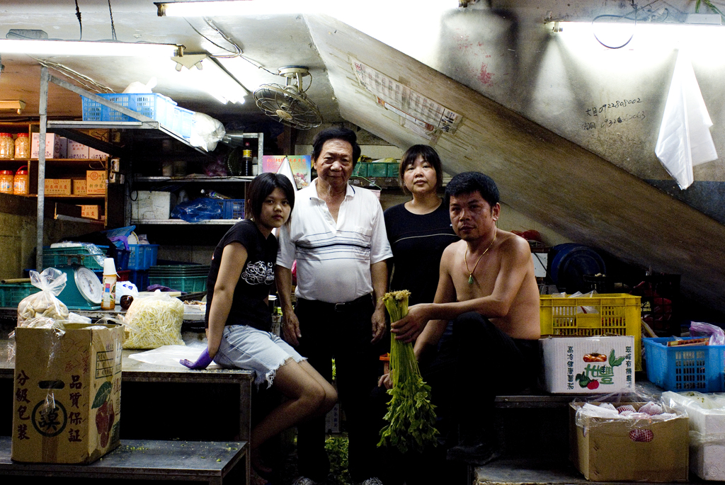 The greengrocer Chen Chang-Shan carry a coriander with and his family 陳長杉與家族