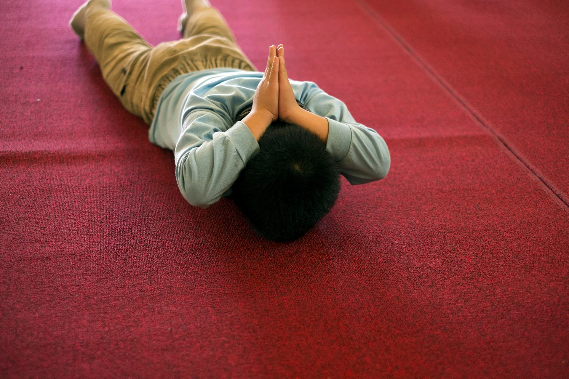 A kid learns to make a full prostration, Gukeng, Yunlin, Taiwan