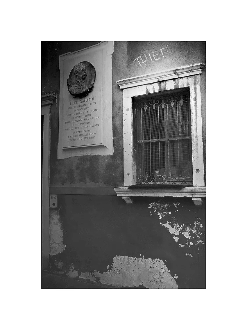 a-thief-in-Venice- darker-more-improved-lighter-frame_edited-2.jpg