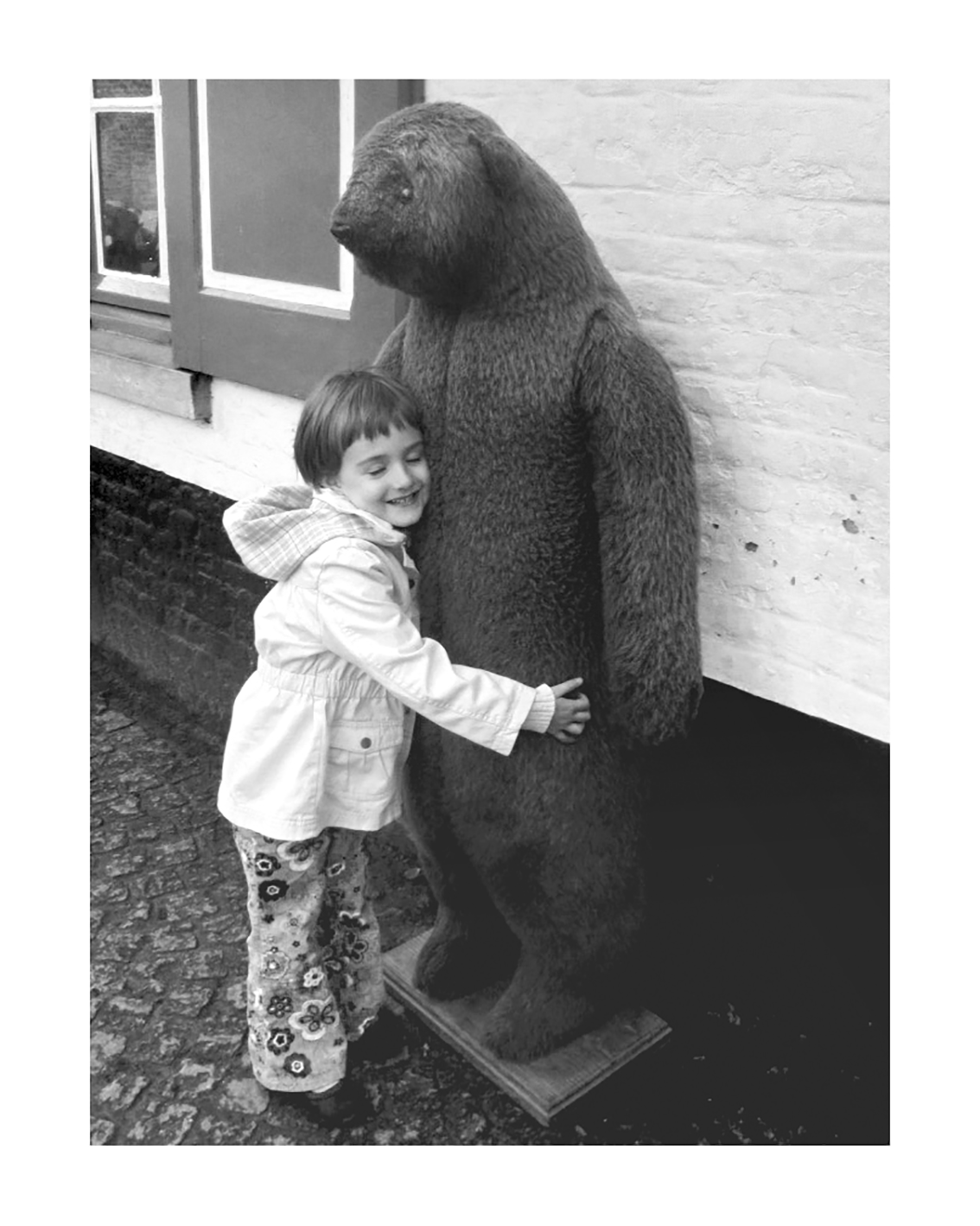 children-bearhug-Brugge.gif