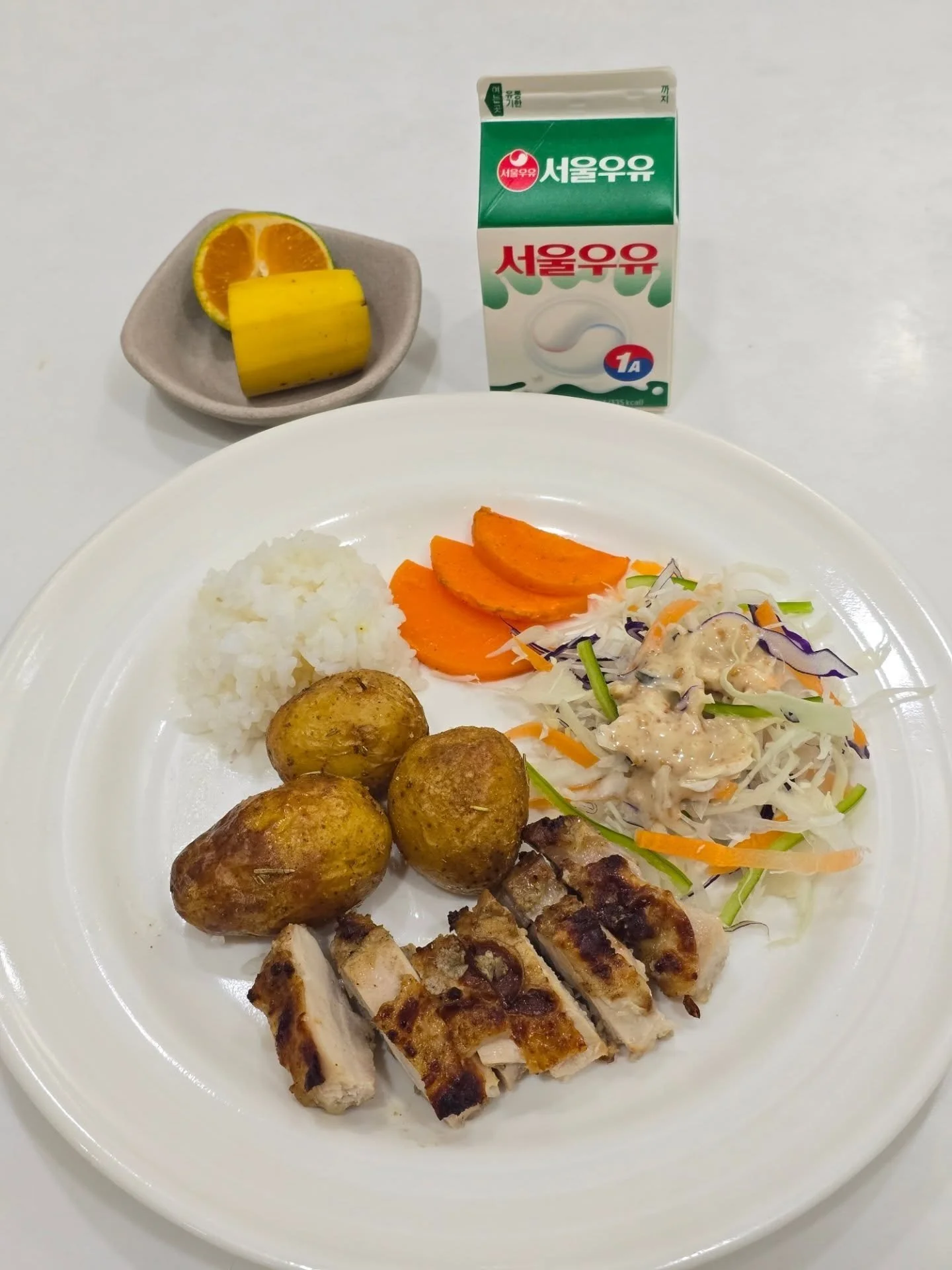 2025.10.27
International
Lemon Roasted Chicken
Roasted Potatoes
Roasted Carrots
Cabbage Salad 
Fruit
Milk
Korean
Beef Bone Soup - 맑은 소고기 곰탕 
Multigrain Rice - 잡곡밥 
Korean Meatballs - 동그랑땡
Bean Sprouts - 숙주 나물
Cubed Radish Kimchi - 깍두기 
Fruit
Milk