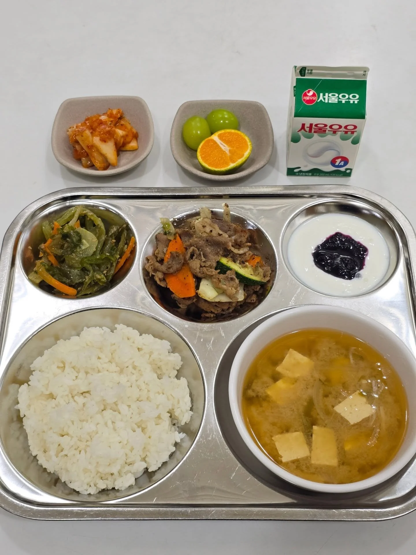 2025.10.28
Korean
Stir Fried Pork w/ Veggies - 돼지고기 야채 볶음 
White Rice - 흰밥 
Miso Soup - 된장국 
Stir Fried Seaweed Stems - 미역 줄기 볶음 
Greek Yogurt w/ Blueberry Compote - 그릭요거트와 블루베리 콤포트 
Kimchi - 김치
Fruit & Milk
International
Chili Con Carne
White R