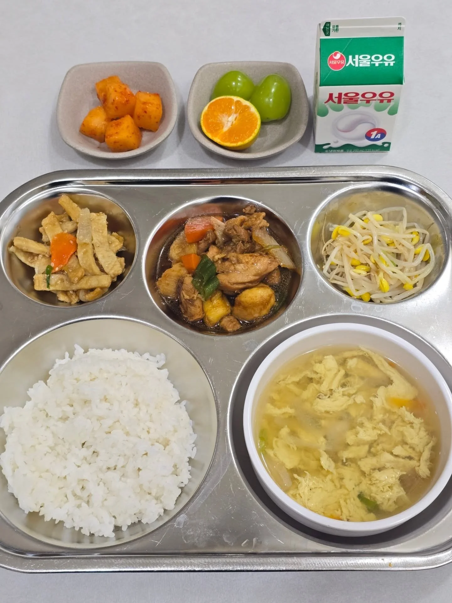 2025.10.29
Korean
Braised Chicken Galbi - 간장 닭갈비 
White Rice - 흰밥 
Egg Drop Soup - 계란국
Seasoned Soybean Sprout - 콩나물 무침
Stir Fried Fish cake 어묵볶음 
Cubed Radish Kimchi - 깍두기
Fruit & Milk
International
Meatball Spaghetti
Caesar Salad
Garlic Bread