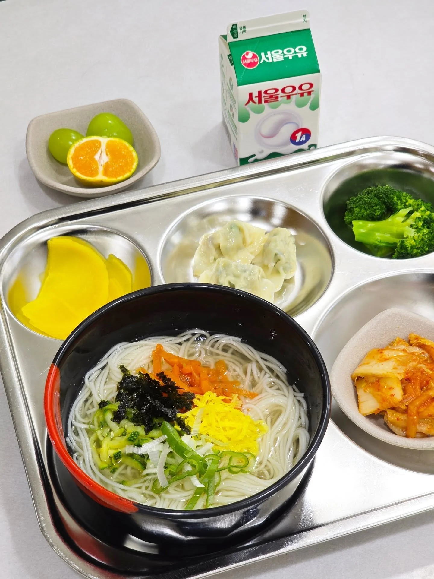2025.10.30
Korean
Banquet Noodles - 잔치국수 
Steamed Broccoli - 브로콜리 
Steamed Dumplings - 물만두 
Kimchi & Pickled Radish - 김치 /단무지 
Fruit & Milk
International
Sesame Chicken
White Rice
Steamed Broccoli
Egg Drop Soup
Fruit
Milk