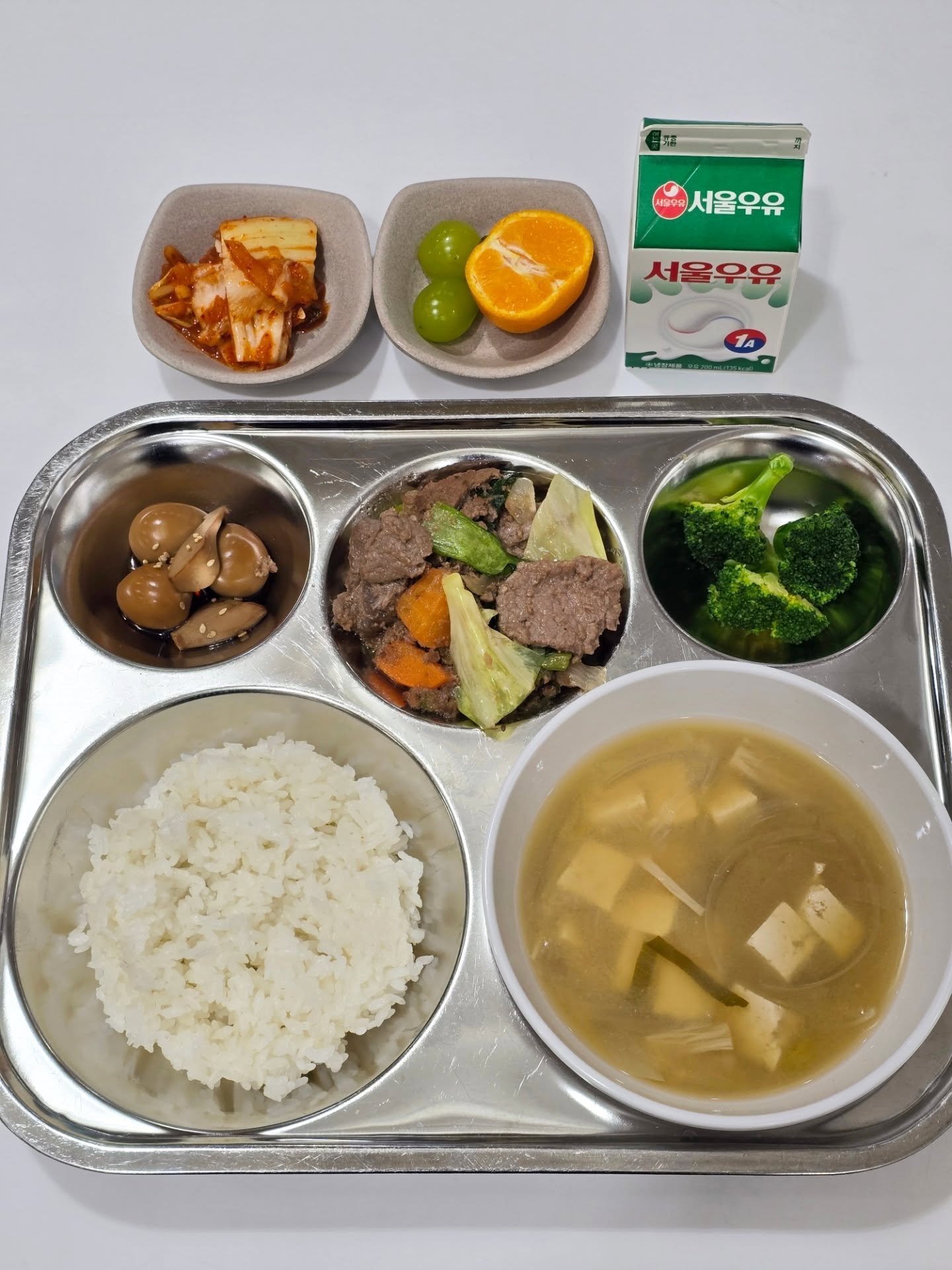 2026.02.05
Korean
Beef Stirfry -소고기 야채 볶음 
White Rice - 흰밥
Miso Soup - 미소 된장국 
Steamed Broccoli - 데친 브로콜리 
Soy Sauce Braised Quail Eggs - 메추리알 장조림 
Kimchi - 김치 
Fruit &amp; Milk

International
BBQ Pulled Pork Sliders
House Baked Slider Buns
Roasted B