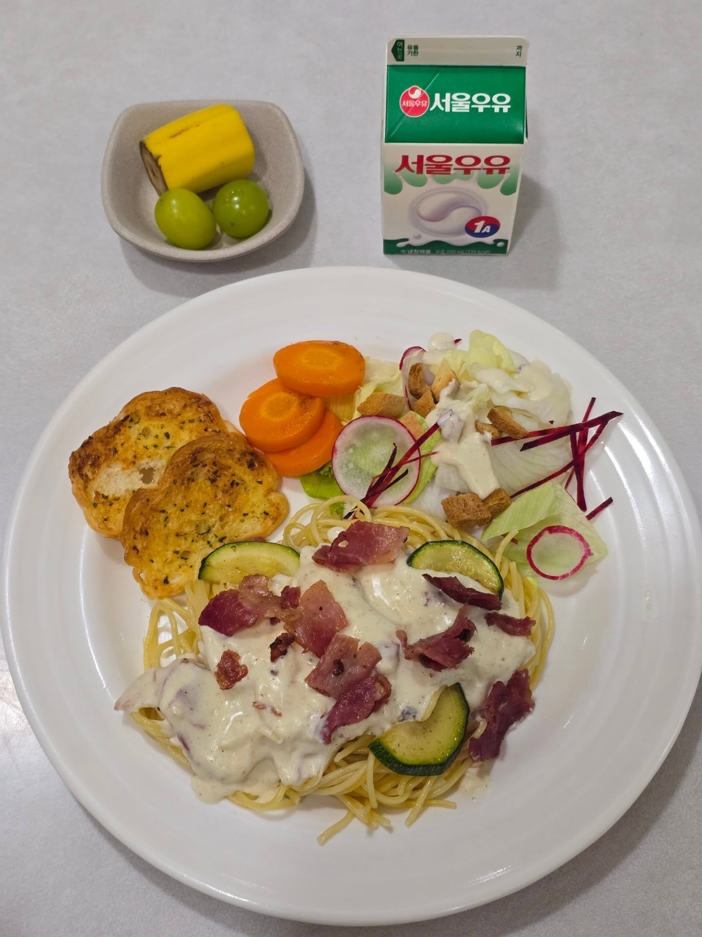 2026.03.25
International
Creamy Bacon Zucchini Pasta 
Caesar Salad
Roasted Carrots 
Garlic Bread
Fruit
Milk

Korean
Shrimp Fried Rice - 새우 야채 볶음밥
Spinach Soy Bean Soup - 시금치 된장국 
Sausage w/ Vegetables - 소세지 야채 볶음 
Steamed Eggs - 계란찜
Kimchi -김치 
Fruit