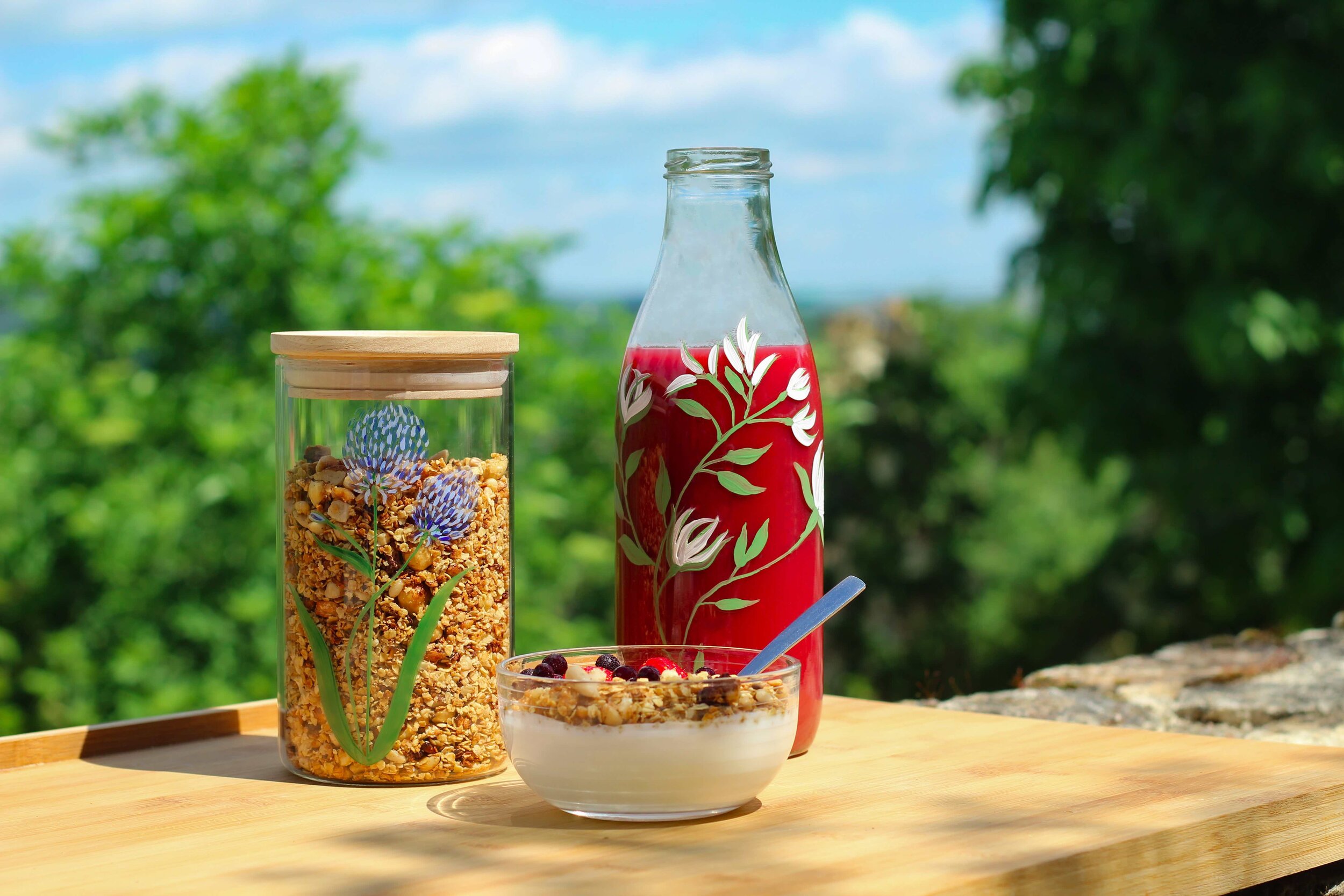 Conservation de granola fait maison dans un bocal en verre avec un couvercle en bois