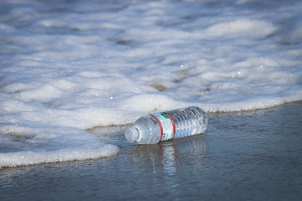 Bouteille en plastique échouée sur une plage américaine
