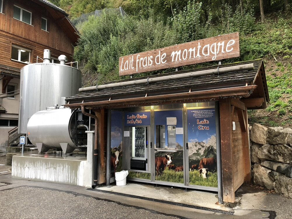 Distributeur de lait frais en vrac, vallée d’Annecy