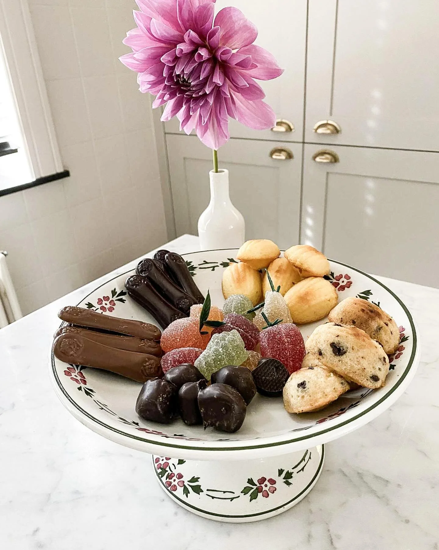 Een schaaltje herfst-zoet, gemberbolletjes, mini Madeleines, kattetongen in chocolade, peperkoek met gember en parelsuiker, verschillende vruchtjes p&acirc;tes de fruits,&hellip;..