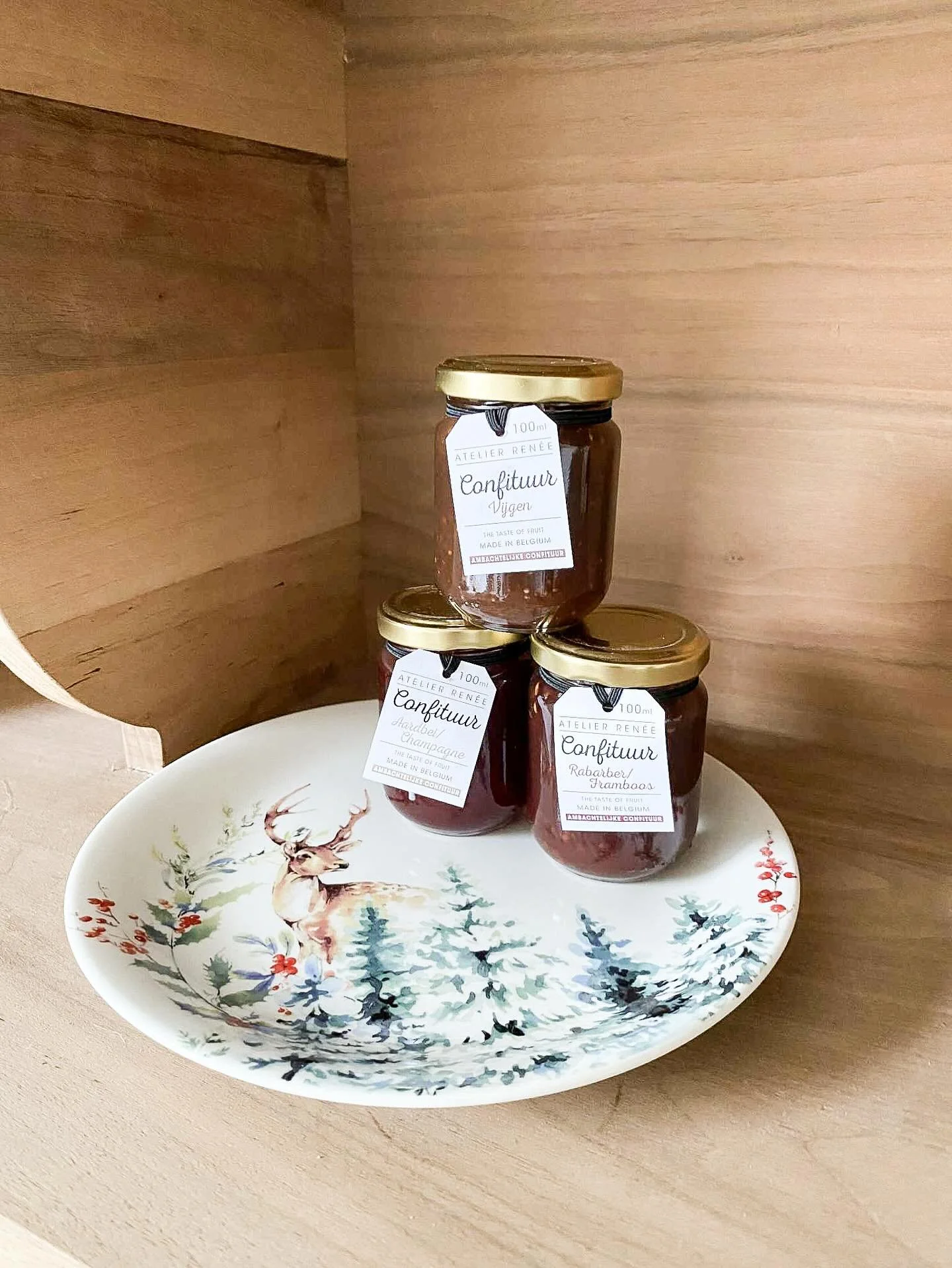 Nieuw in ons winkeltje! Confituurtjes van Ren&eacute;e. Gemaakt in koperen ketels, pure ambacht! Op dit moment hebben we framboos/rabarber, vijg en de feestelijke aardbei met champagne in potjes van 100g ✨