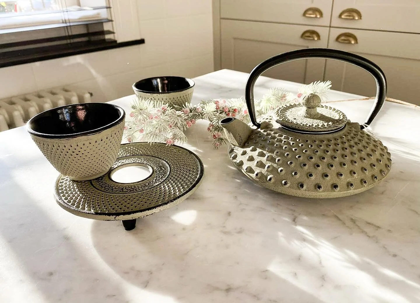De nieuwe spulletjes hebben een plaatsje gekregen in onze Kerstwinkel. Ik heb een nieuw model theepot in gietijzer, bijpassende kopjes en een onderzettertje in prachtig grijs/groen gekozen. 
Ook de theehoek is aangevuld ✨
