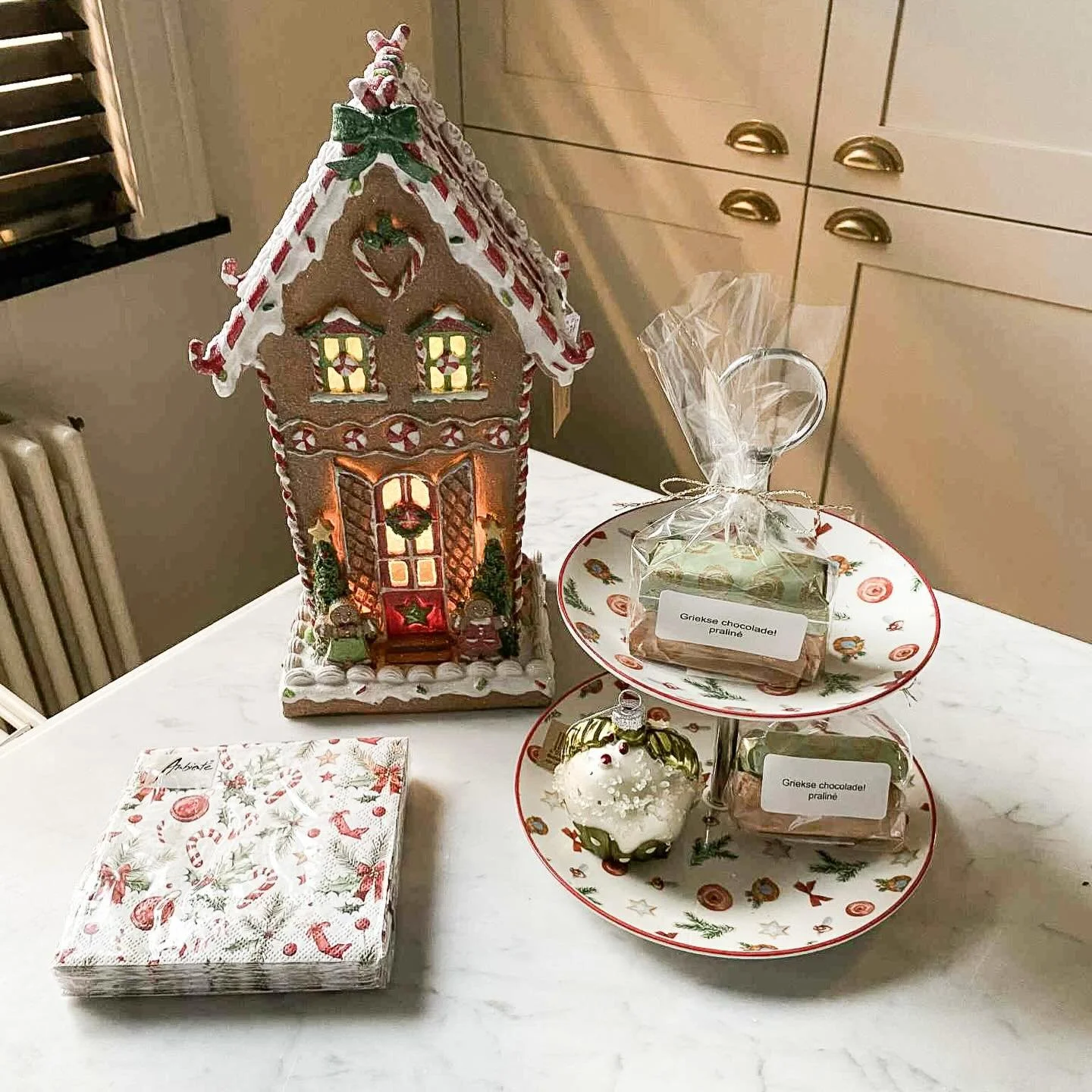 Op onze Kerst tafel staat een leuke standaard voor zoet
en om in dezelfde sfeer te blijven, dit gingerbread huisjes is met verlichting, werkt op batterijen ✨