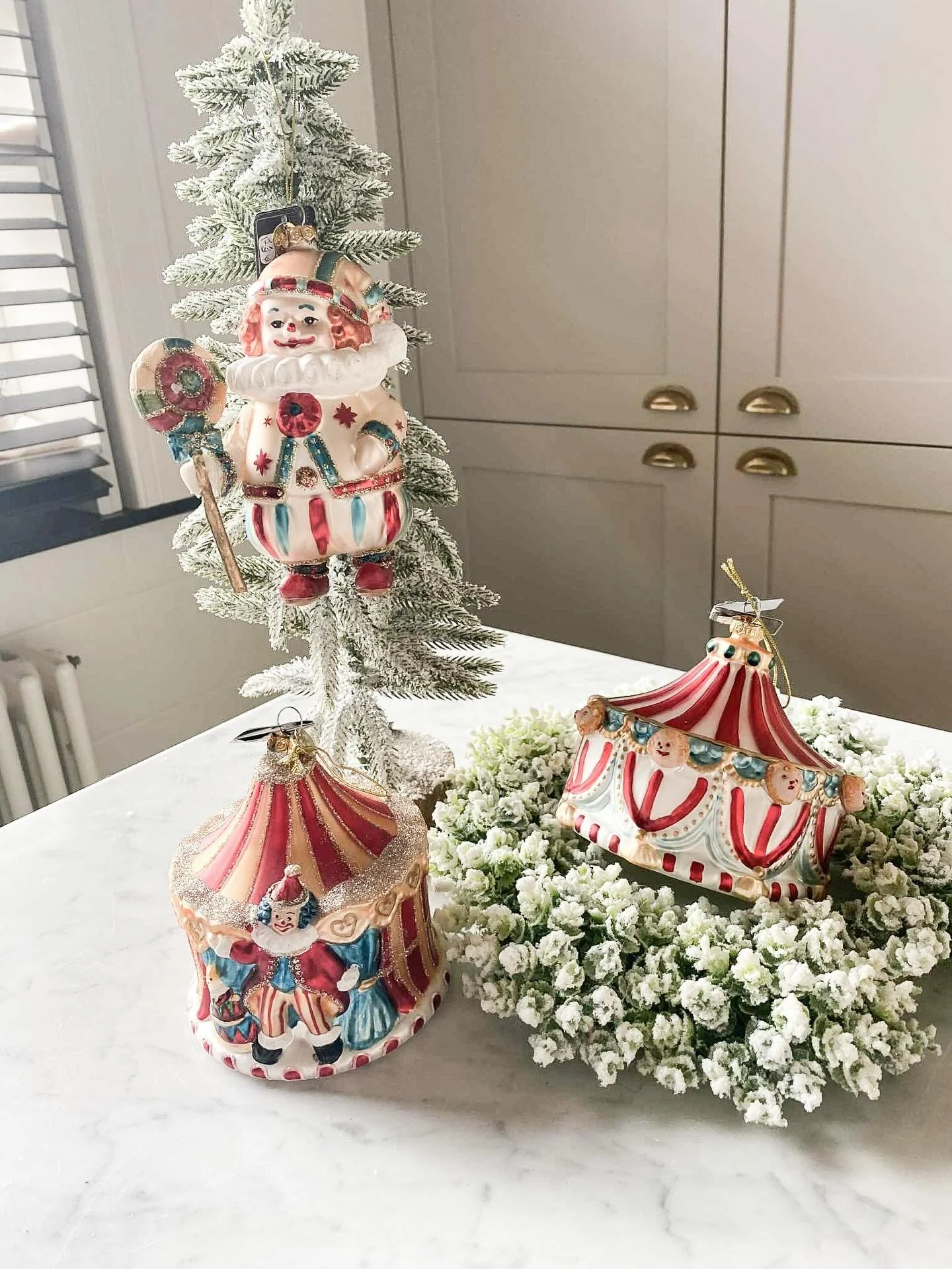 Circus in onze kerstboom! Het symbool van vreugde en verwondering! 
Een mooie blikvanger thuis, maar zeker ook een schitterend geschenk! 
De ornamenten zijn in prachtige, glanzende kleuren met de hand geschilderd ✨