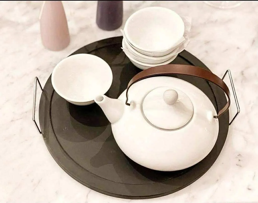 Hoe mooi kan eenvoud zijn. Een elegante theepot met rvs zeef en 4 kopjes op een houten dienblad ✨