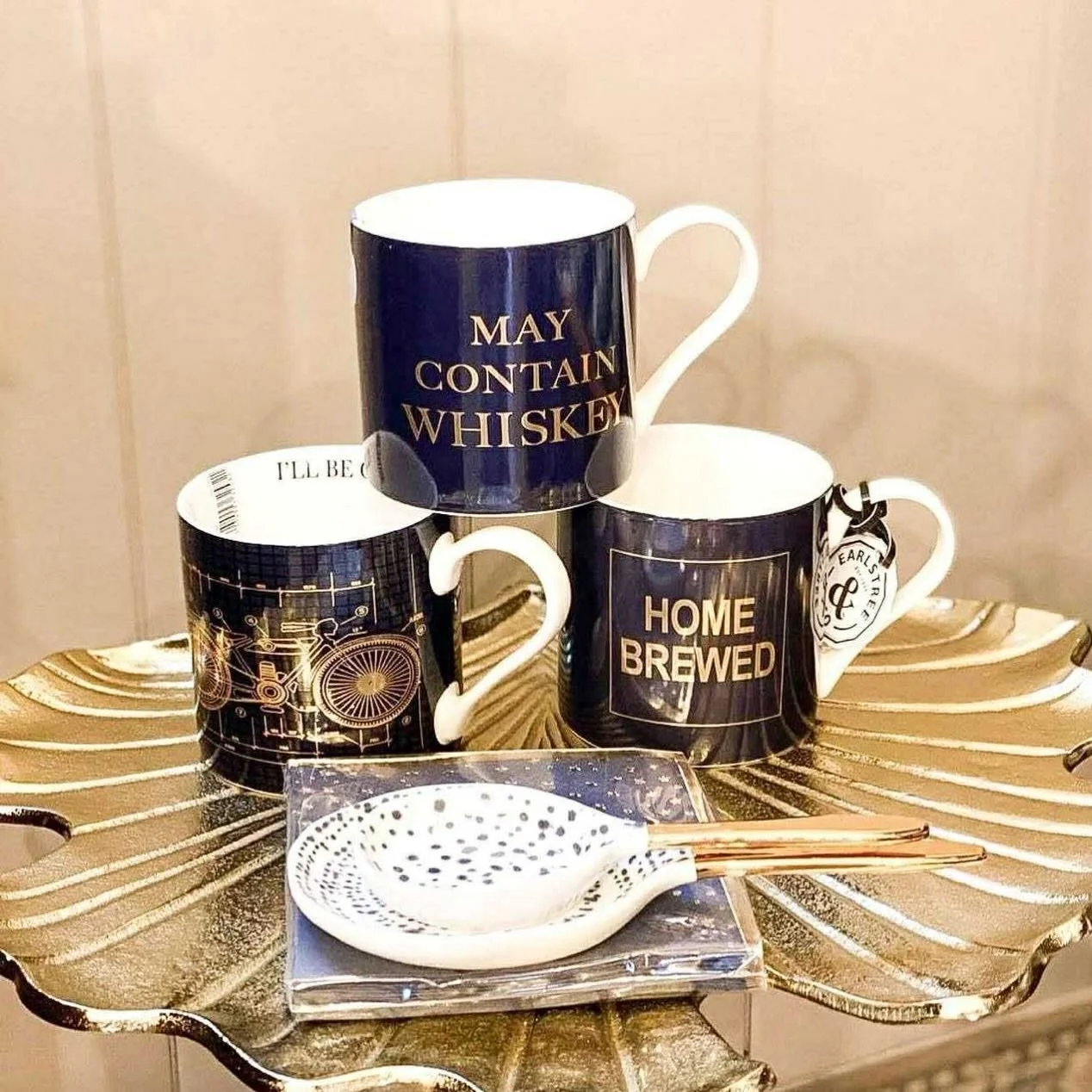 Deze mugs zijn van een hoogwaardig porselein, afgewerkt in Oxford blauw en gouden detail. Ze zijn nu in afprijzing voor &euro;9,5 ! 
Tip voor mannen ✨