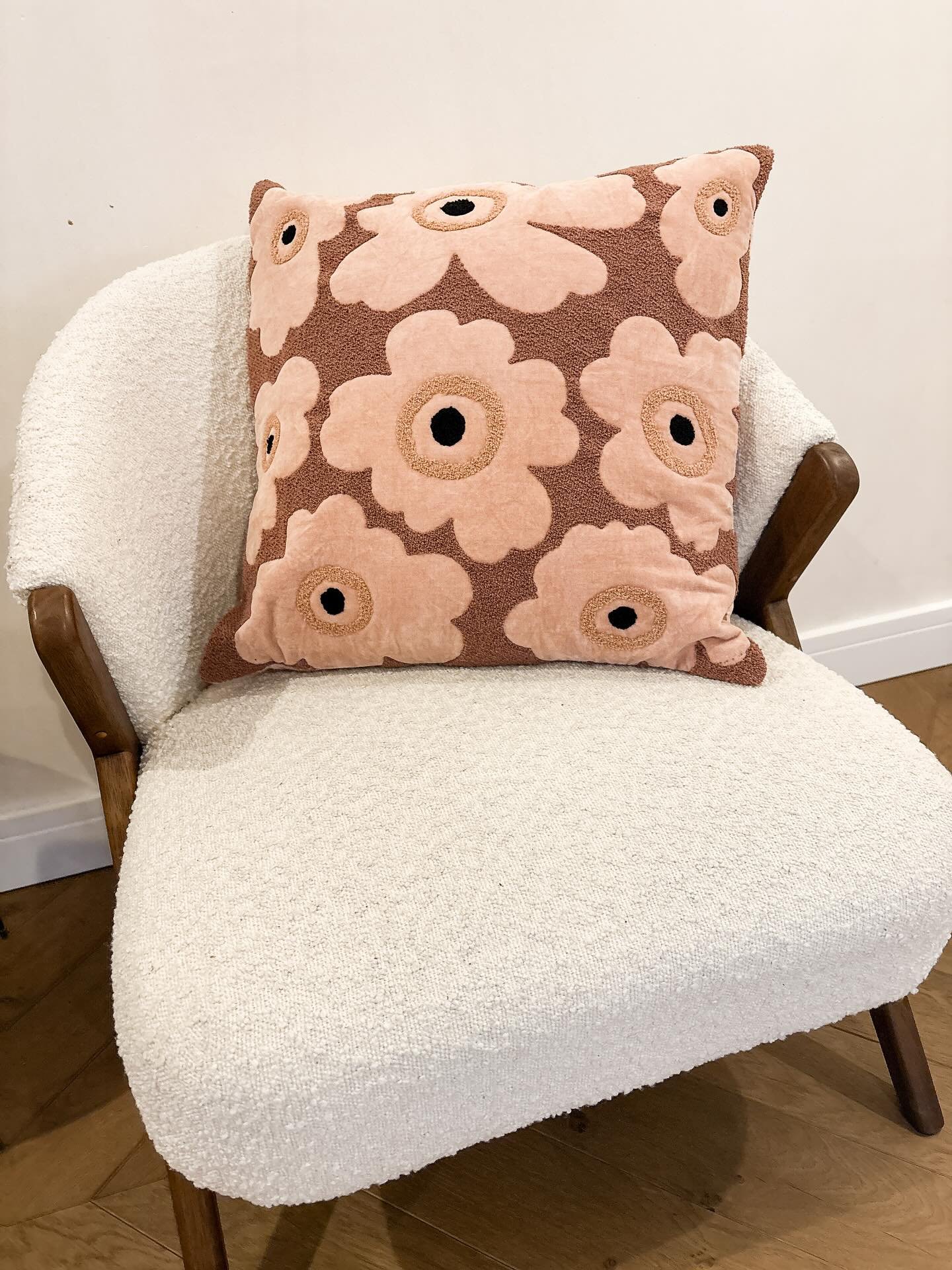 Dit sierkussen  is gemaakt van hoogwaardig zacht en bewerkt velours/katoen/teddy met een roze/lila beige bloem patroon. Het is voorzien van een matching katoenen achterkant en met de rits kan de hoes verwijderd worden 🌸