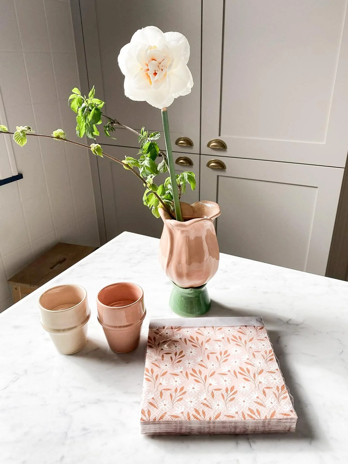 Deze kopjes zijn ge&iuml;nspireerd op de Marokkaanse glaasjes, vervaardigd uit gerecycleerd glas. Super mooie kleuren, net als het vaasje in tulpvorm. Met of zonder bloemetjes een leuke eyecatcher 🌸