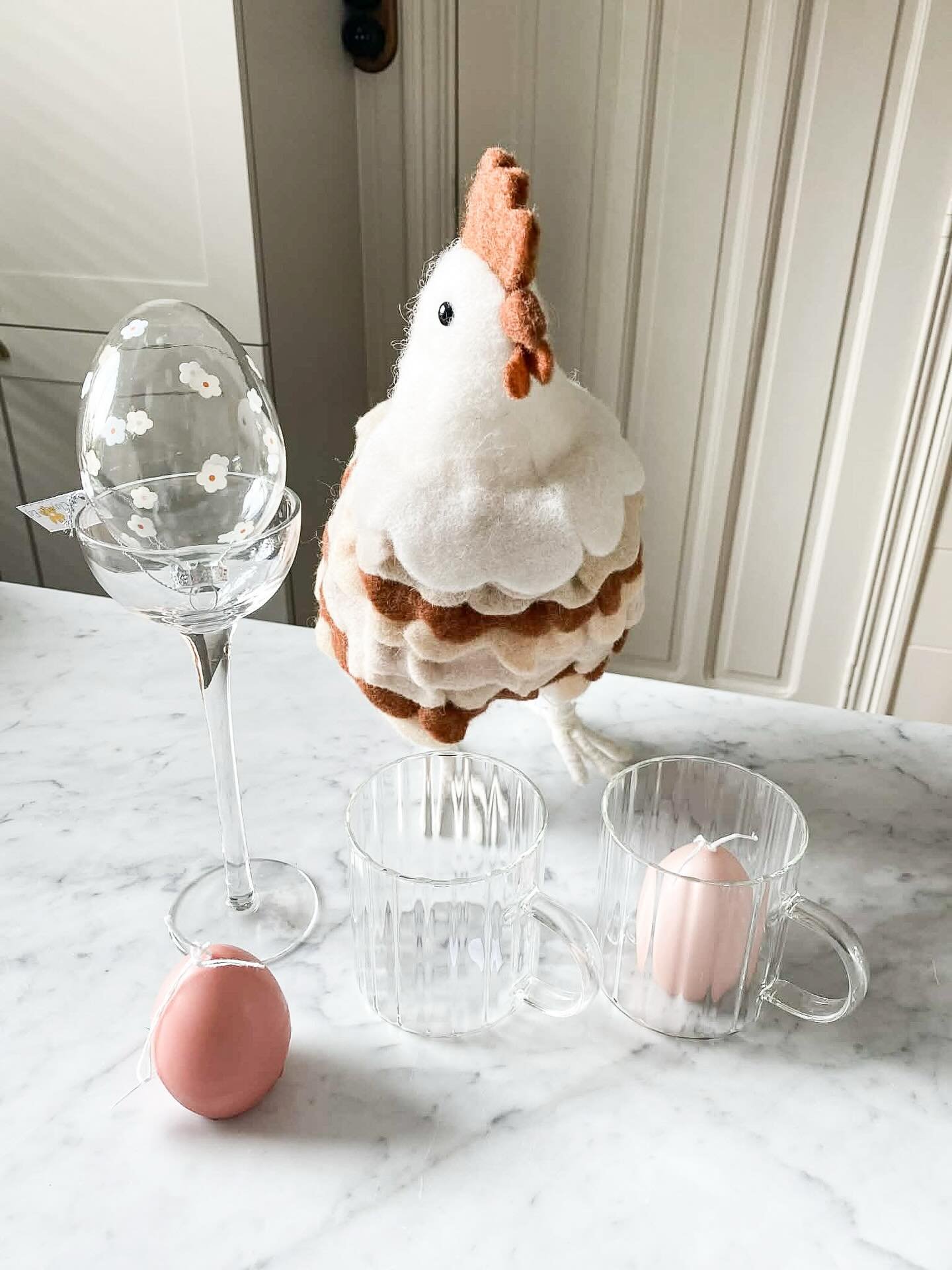 Deze handgemaakte kip in vilt, is met de hand gemaakt en buitengewoon mooi. Ze kan de hele lente en zomer pronken in het interieur. Ook glaswerk is stijlvol op de paastafel. Deze paaseieren zijn gedecoreerd met kleine, lieve witte bloemetjes. Hiermee