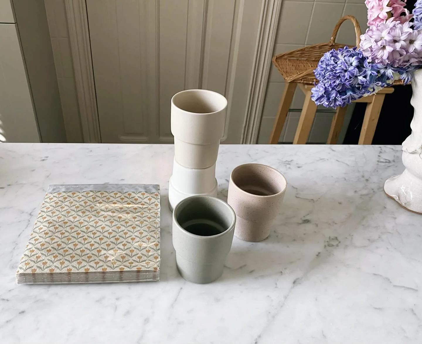 Geniet van een kopje koffie of thee, uit deze tijdloze mokken. De set bestaat uit 4 verschillende, in prachtige aardetinten gemaakt en zijn stapelbaar 🌸