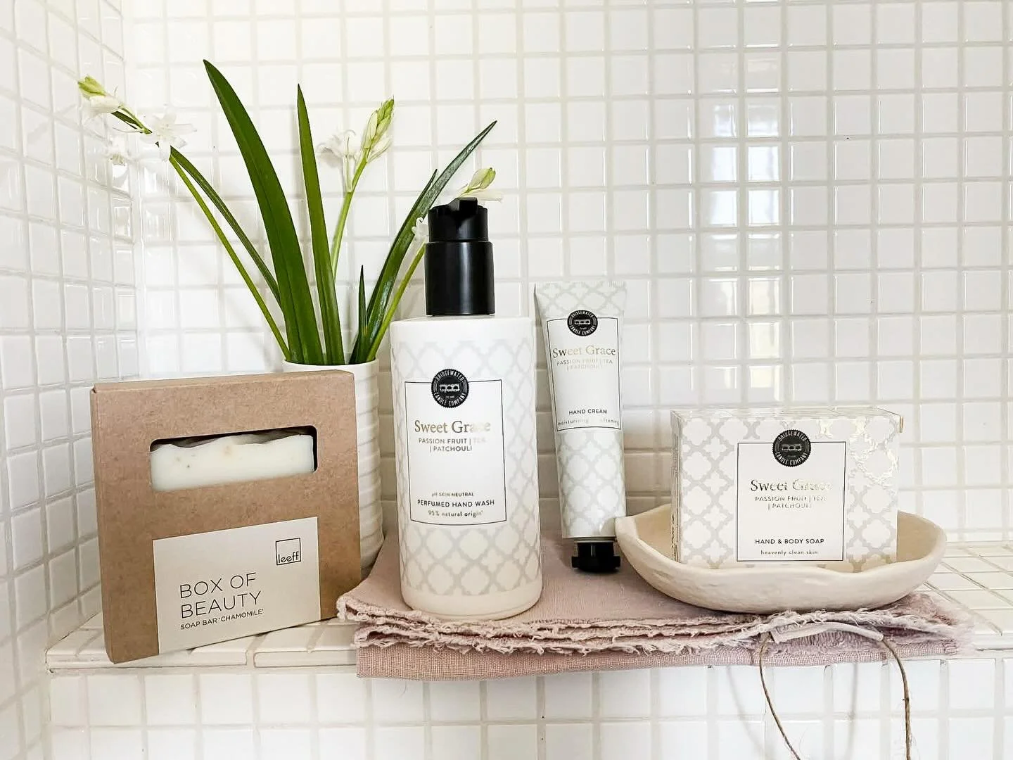 Sweet Grace is de naam van deze verzorging producten, van bridgwater. Je wordt telkens weer verrast door de aangenaam licht frisse geur, met kruidige ondertoon. De ingredi&euml;nten zoals passievruchten, patchouli en verse thee maken deze geur uniek!