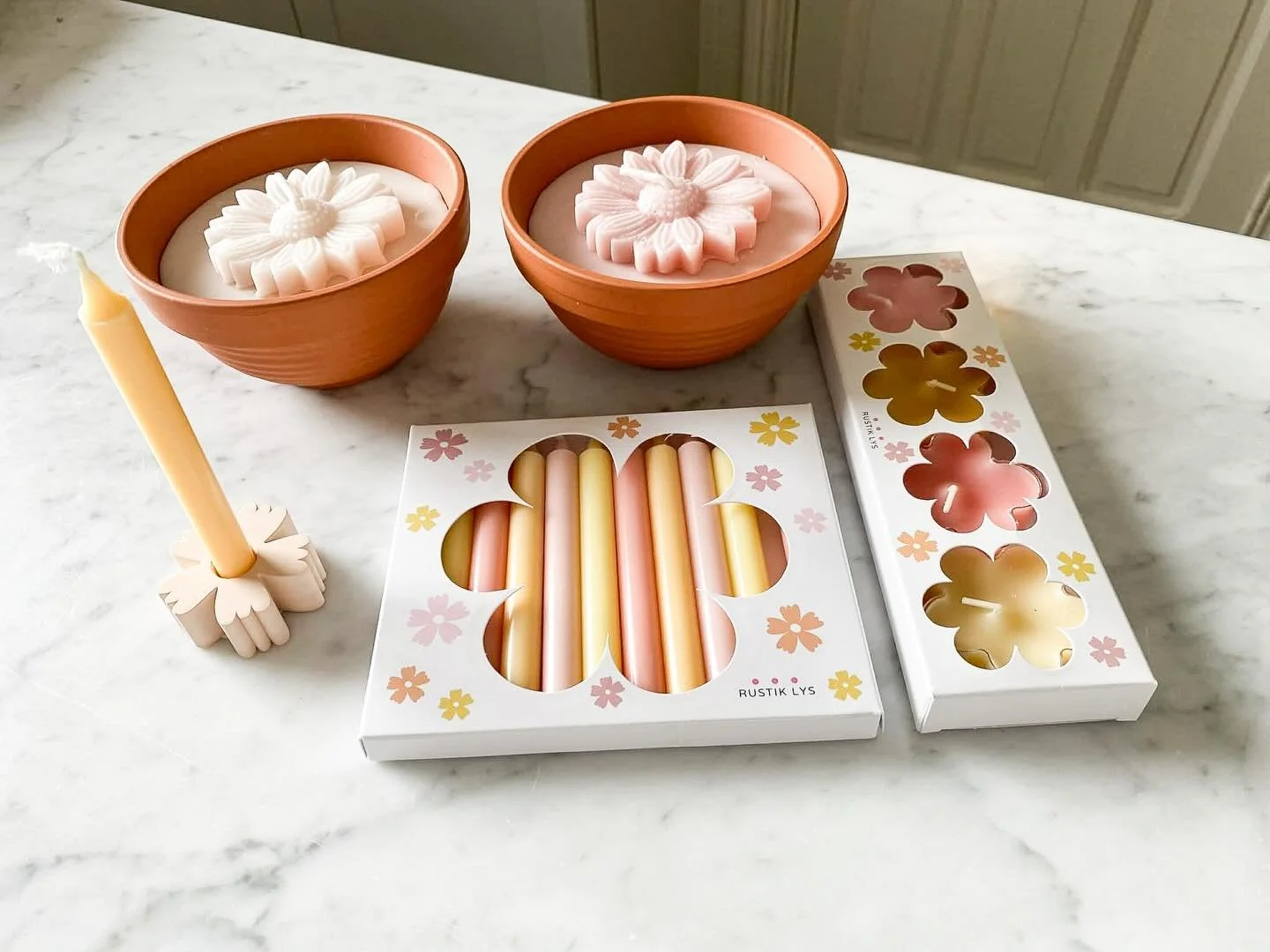 Deze kaarsen zijn het perfecte geschenk voor Moederdag. Potloodkaarsjes in zachte tinten met bijpassend bloemenhoudertje in steen. De bloem- potjes zijn voor buiten. Hier wordt je toch vrolijk van! 🌸