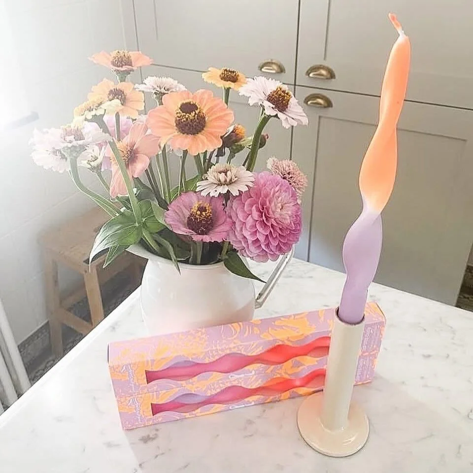 Vrolijk uitkijken naar het mooi weer! Daar passen deze fluo kaarsen perfect bij. We hebben ze ook nog in andere snoep kleurtjes 🌸
