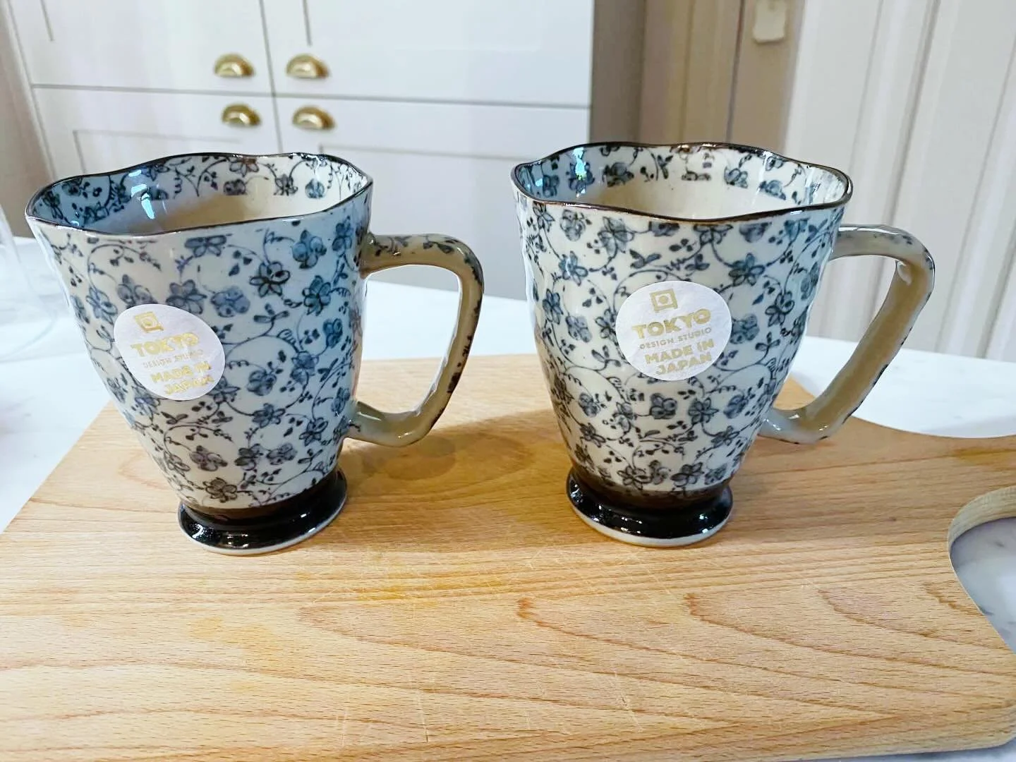Uit de collectie Tokio, zijn deze handgemaakte koppen, waarbij alle stappen met liefde en volgens oude Japanse tradities zijn uitgevoerd. Zo krijgt dit porselein zijn onmiskenbare charme en is geen enkel kunstwerkje 100% hetzelfde 🌸