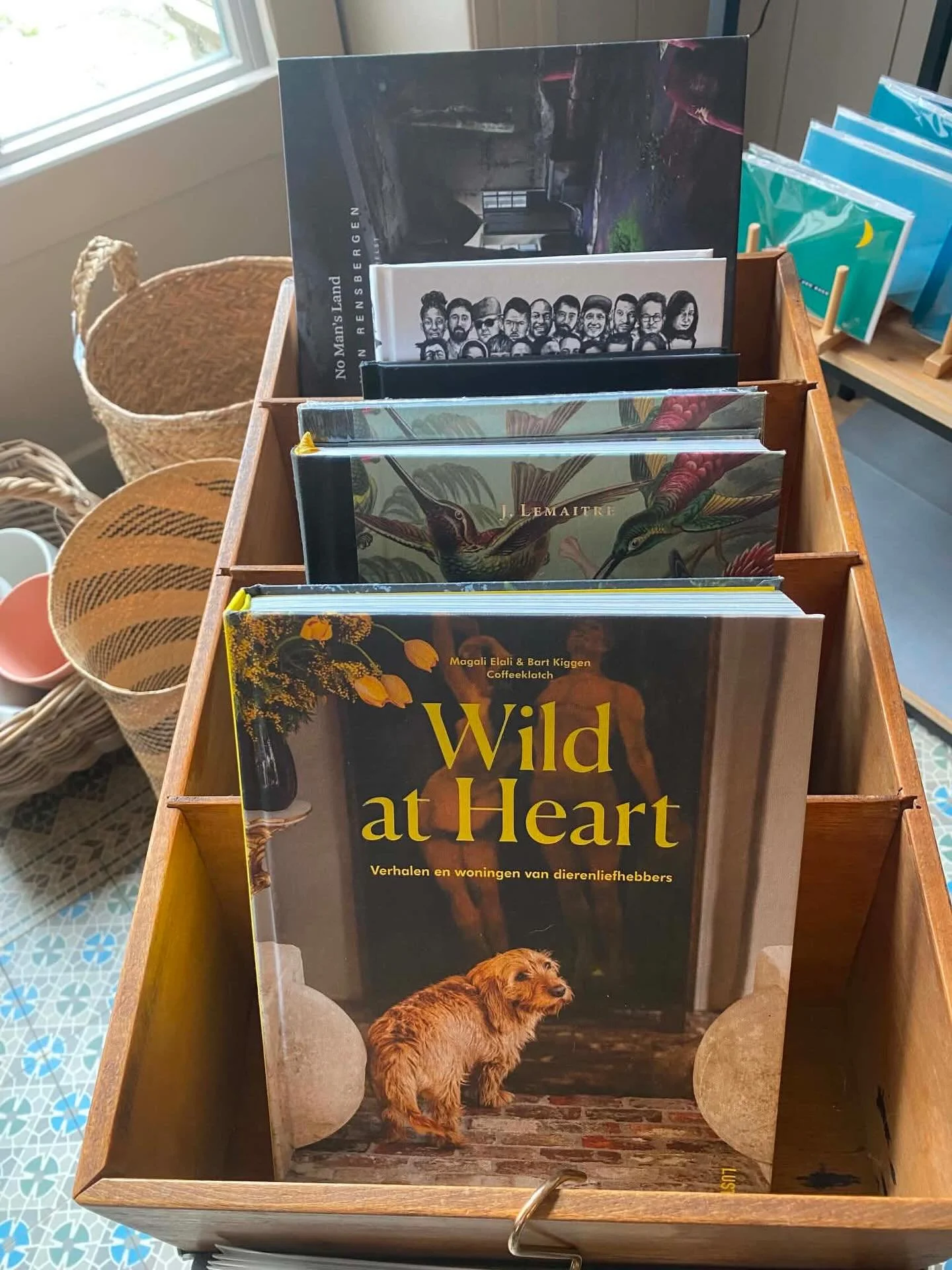 Een boek uitkiezen voor iemand is persoonlijk en attent; ze zijn een beleving, duurzaam en tijdloos. Boeken hebben een grote emotionele waarde en een blijvende herinnering 🌸