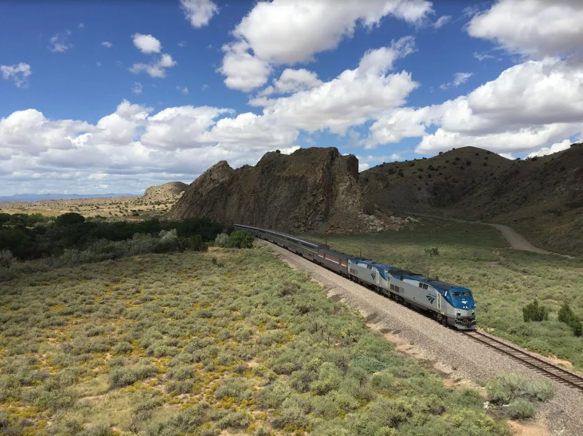 Southwest_Chief_at_Devil's_Throne,_New_Mexico.jpg