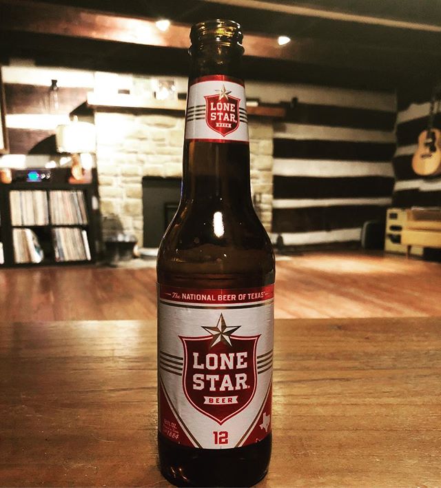 Oh hello Lone Star...don&rsquo;t mind if I do!
.
.
.
.
.
#lonestar #lonestarbeer #ameripolitan #nationalbeeroftexas #iminindiana #honkytonk