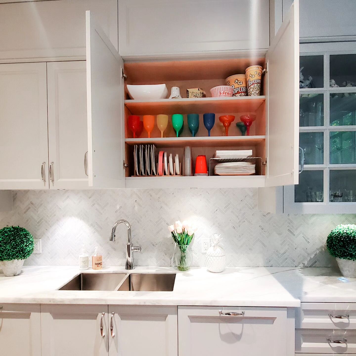 This zone of the butler's pantry is the perfect space to support the organizational needs of a large and busy home. 

Situated between the kitchen and the dining room, it makes the art of entertaining a breeze. 🍽 🥂

Isn't it dreamy! 

#butlerspantr