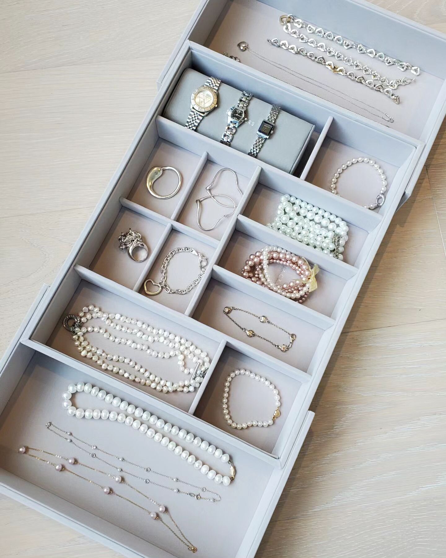 Sometimes, I just scroll through my photos and smile, sharing the joy 😊

#jewelryorganizer #tiffany #jewelry  #jewellery #jewelerylover #jewleryaddict #jewelleryorganizer  #closetgoals #homeorganization #homeorganizer #luxury #toronto