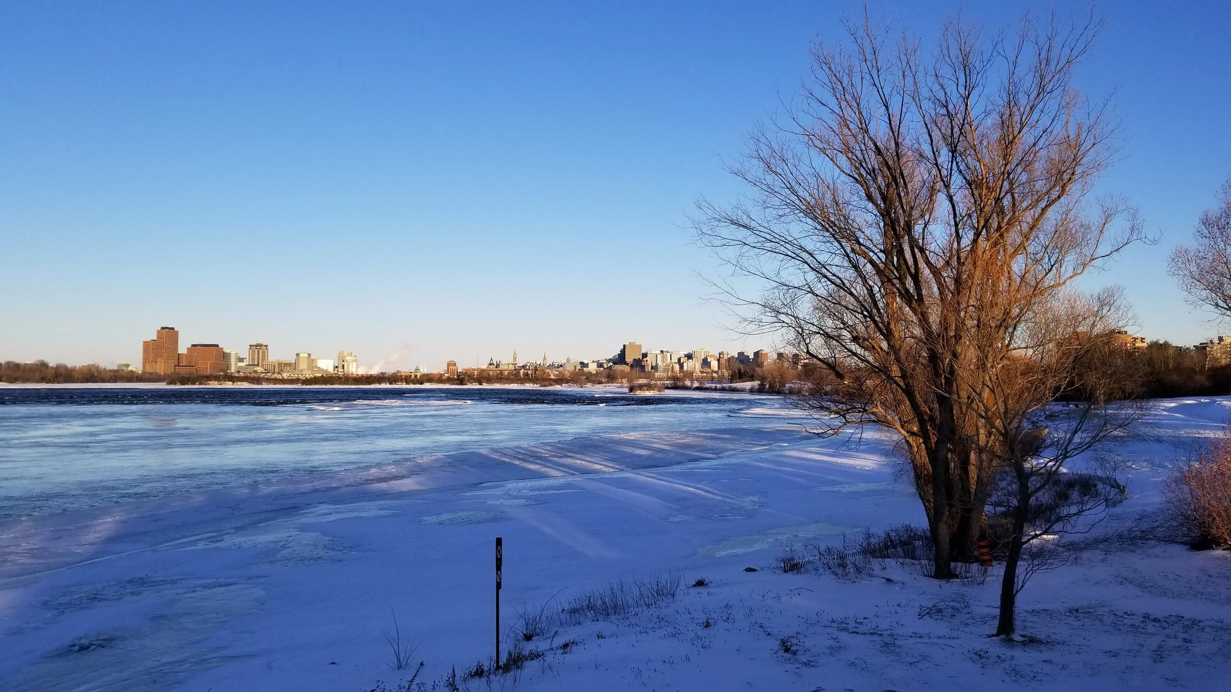 Vue sur la ville depuis le bord de la rivière
