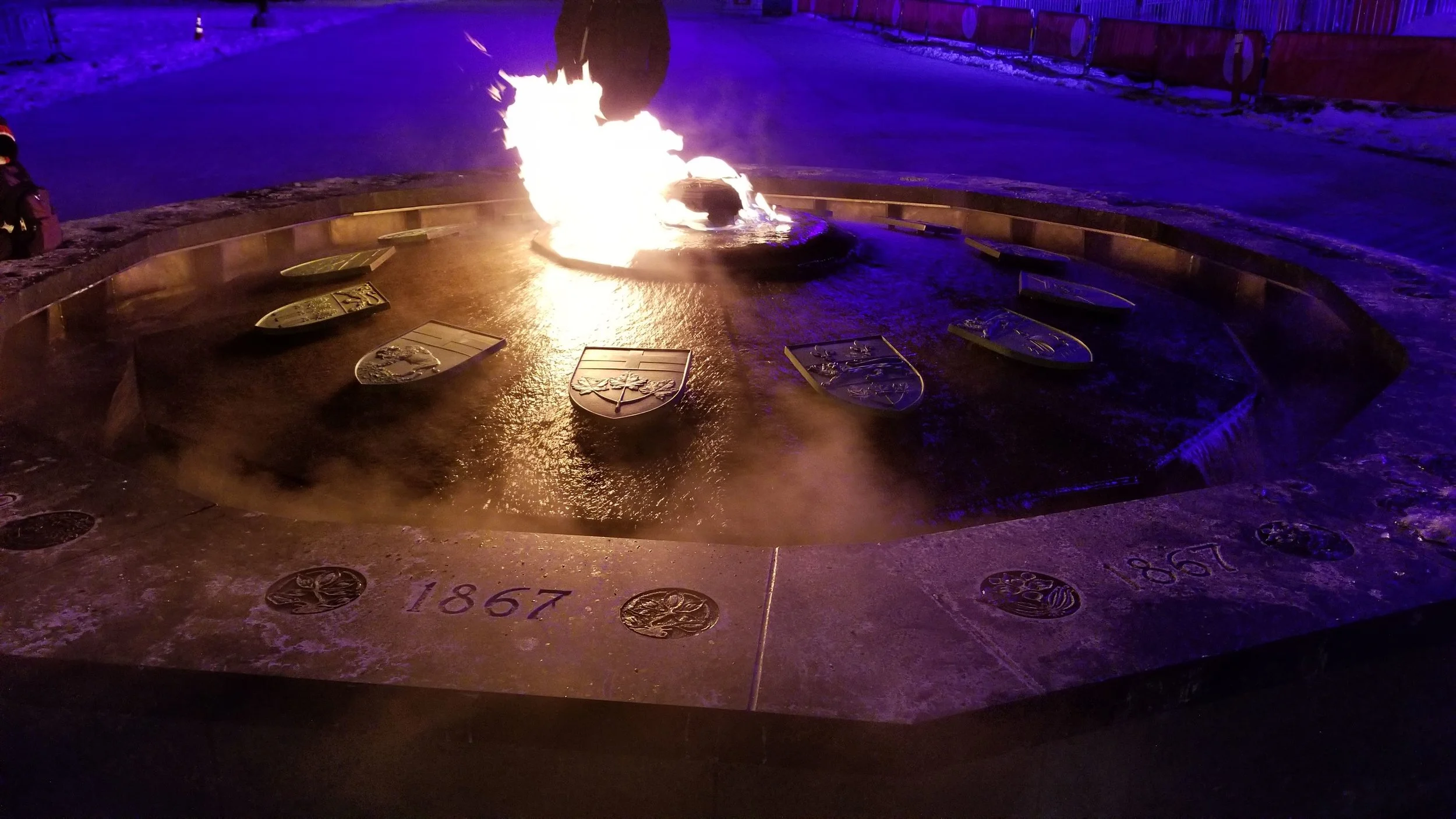 La Centennial Flame (Flamme du Centenaire) une fontaine surmontée d'une flamme inaugurée en 1967 pour les 100 ans de la confédération du Canada 