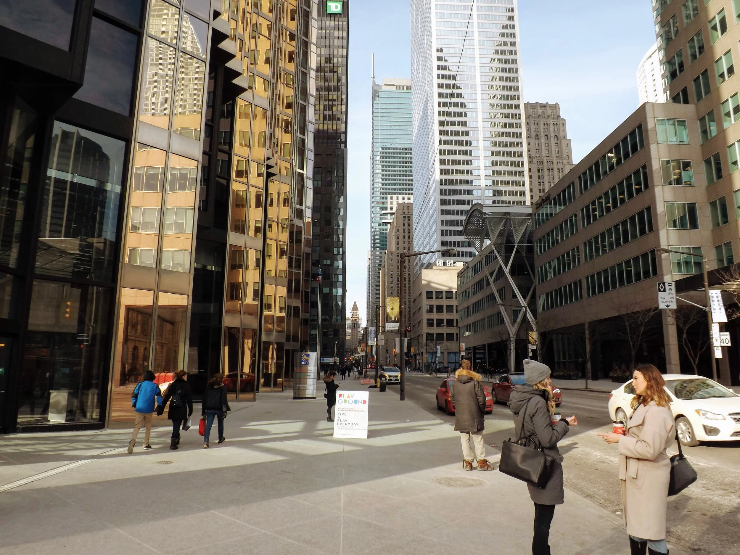 On retrouve gratte-ciels et longues rues droites, un peu à l'image de New York (en moins grand)