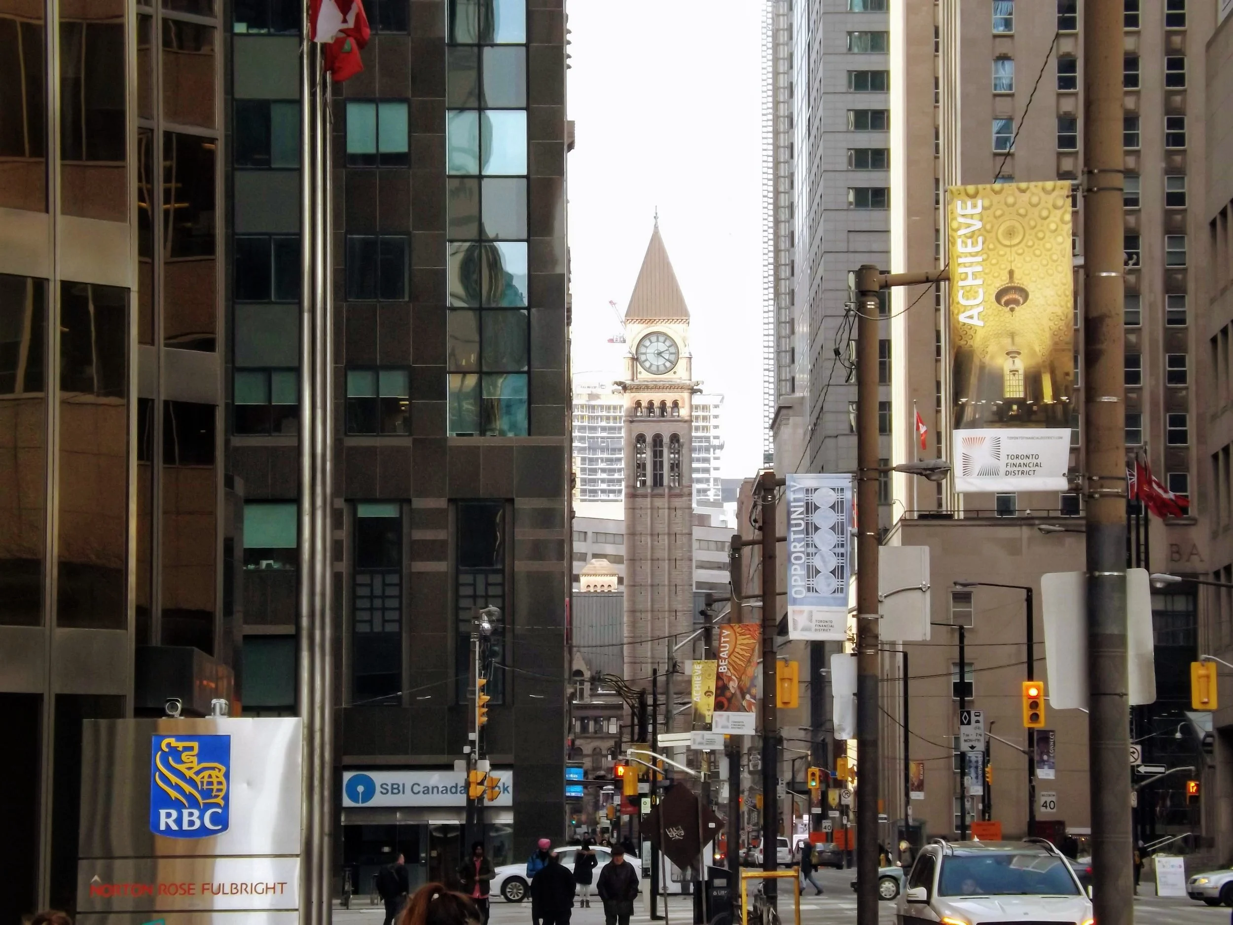 On aperçoit la Tour de l'horloge de l'ancien hôtel de ville de toronto qui malgré ses 103m de haut ne paraît pas bien grande !