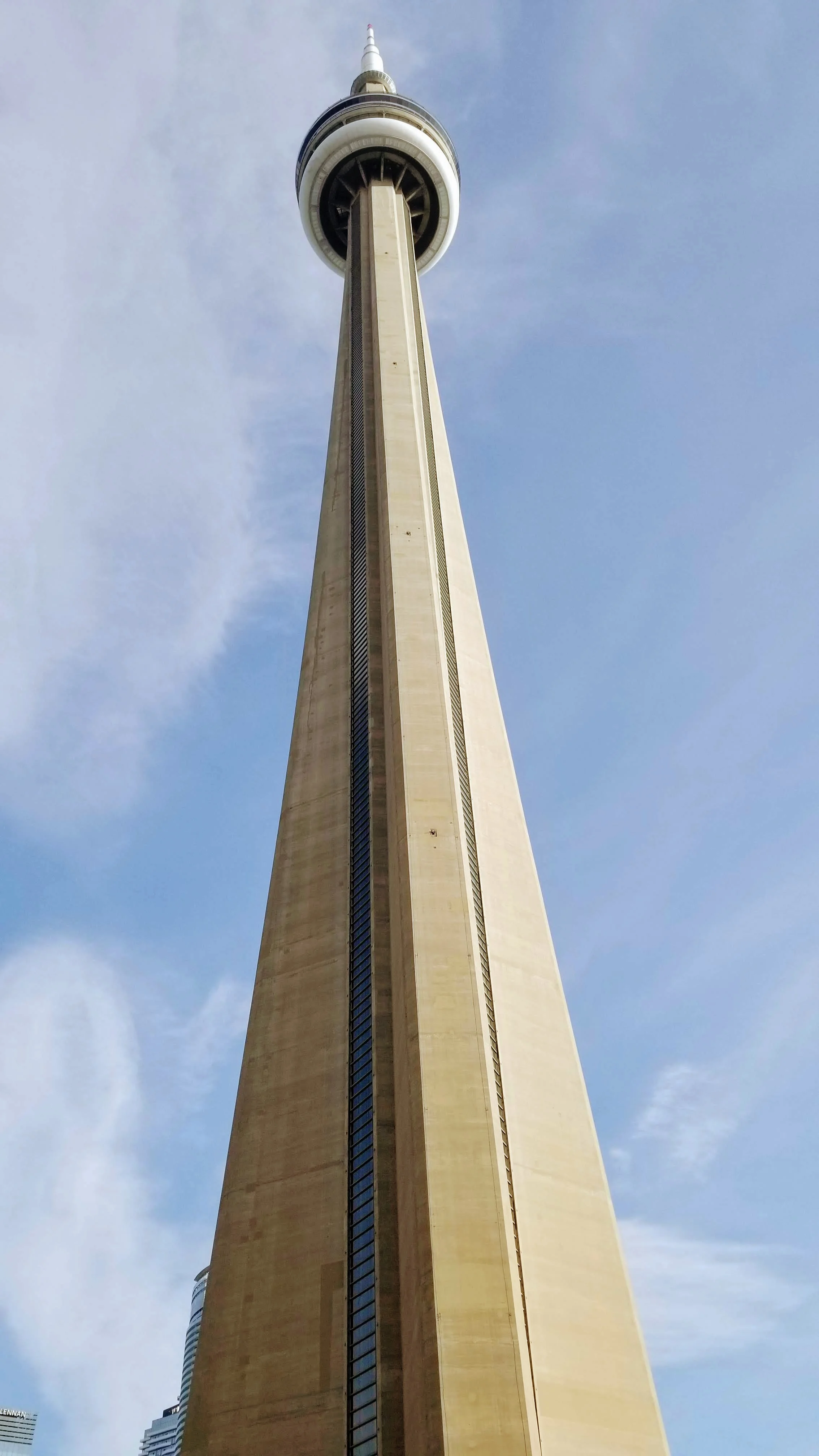 La CN Tower, qui domine la ville du haut de ses 553m 