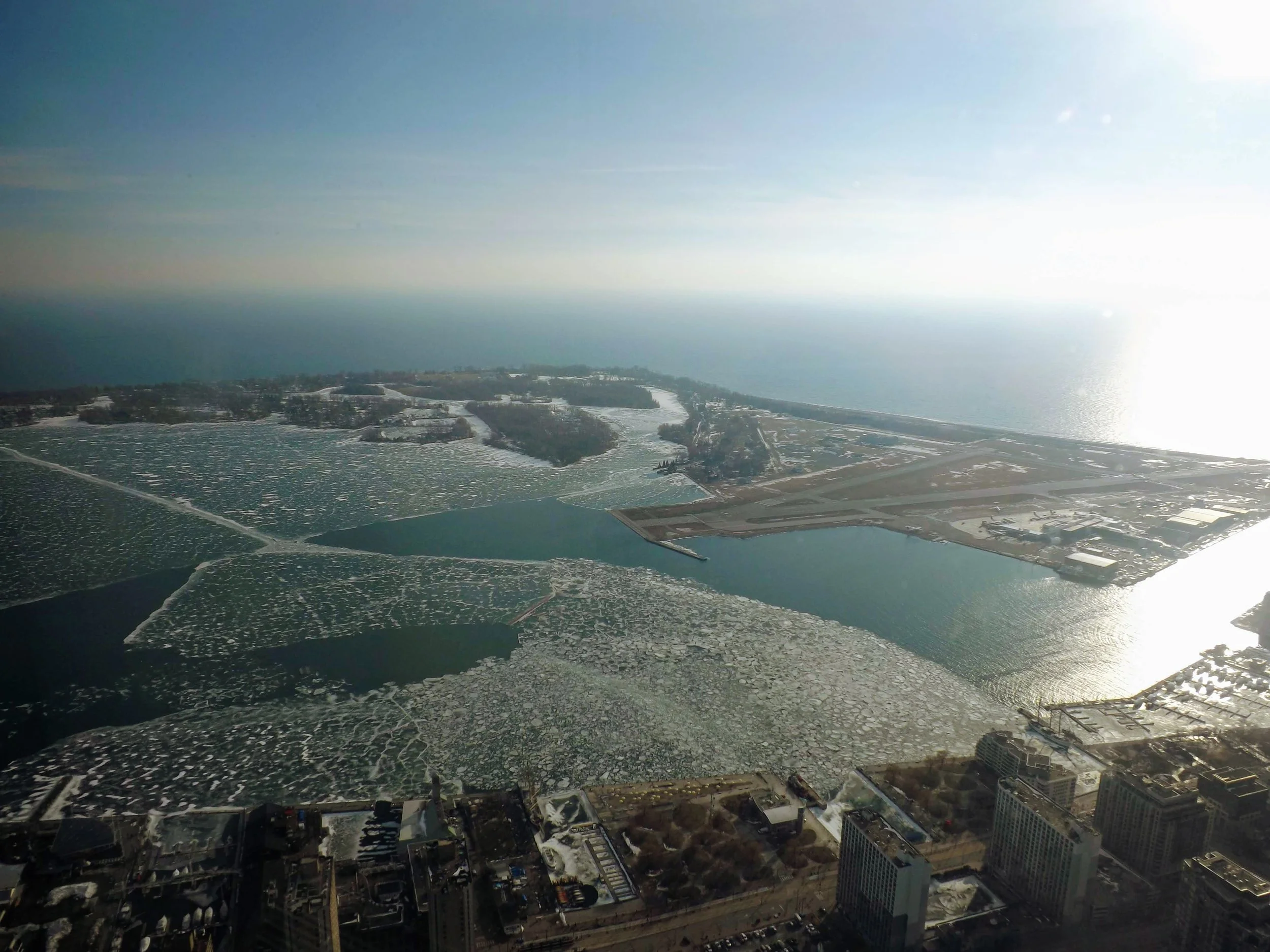 Vue depuis la tour sur l'immense Lac Ontario et Centre Island, petite île qui fait face au centre ville,