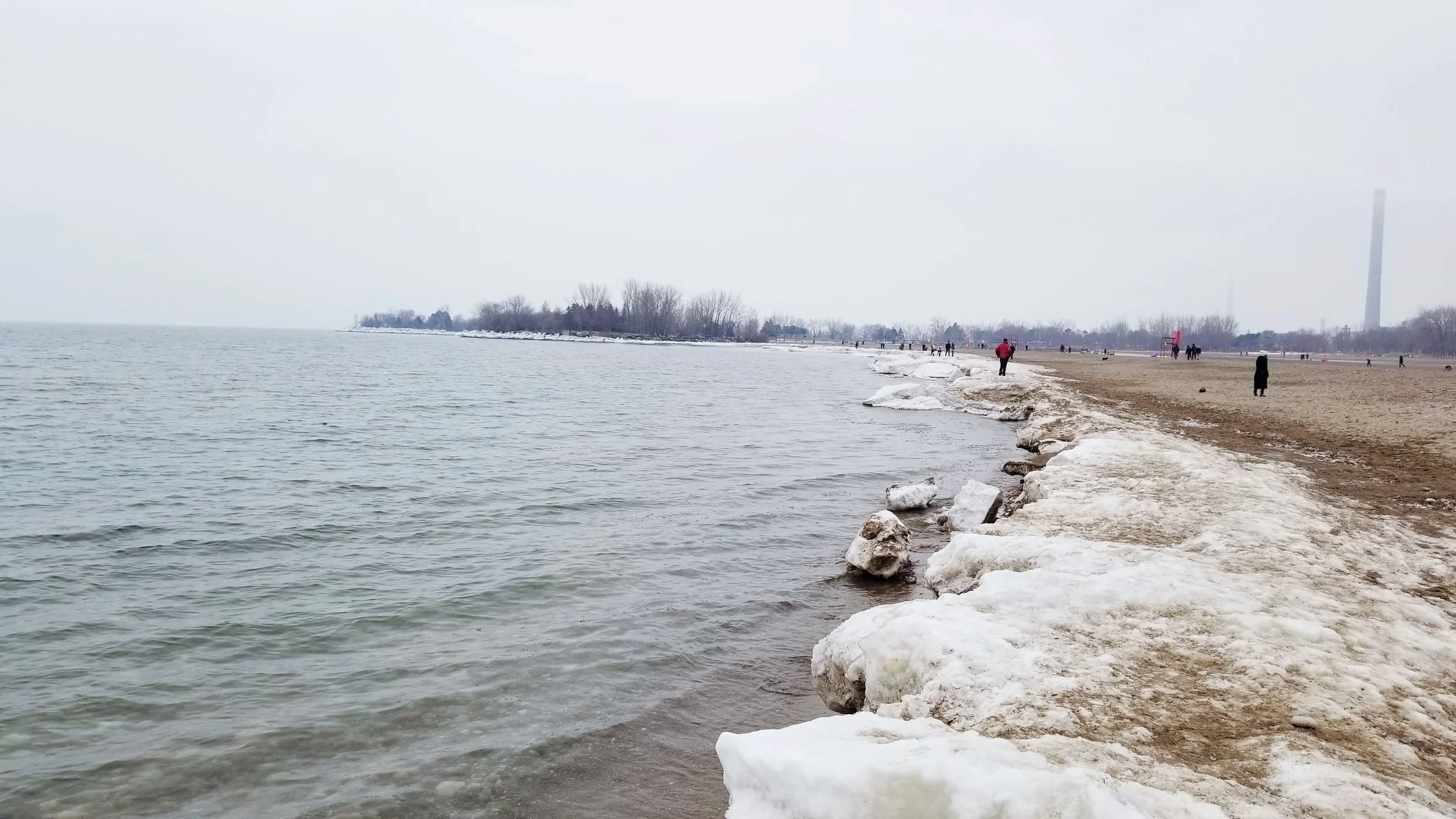 A Woodbine Beach à l'est du centre de la ville, le sable et les eaux froides du lac sont séparés par une digue de glace !