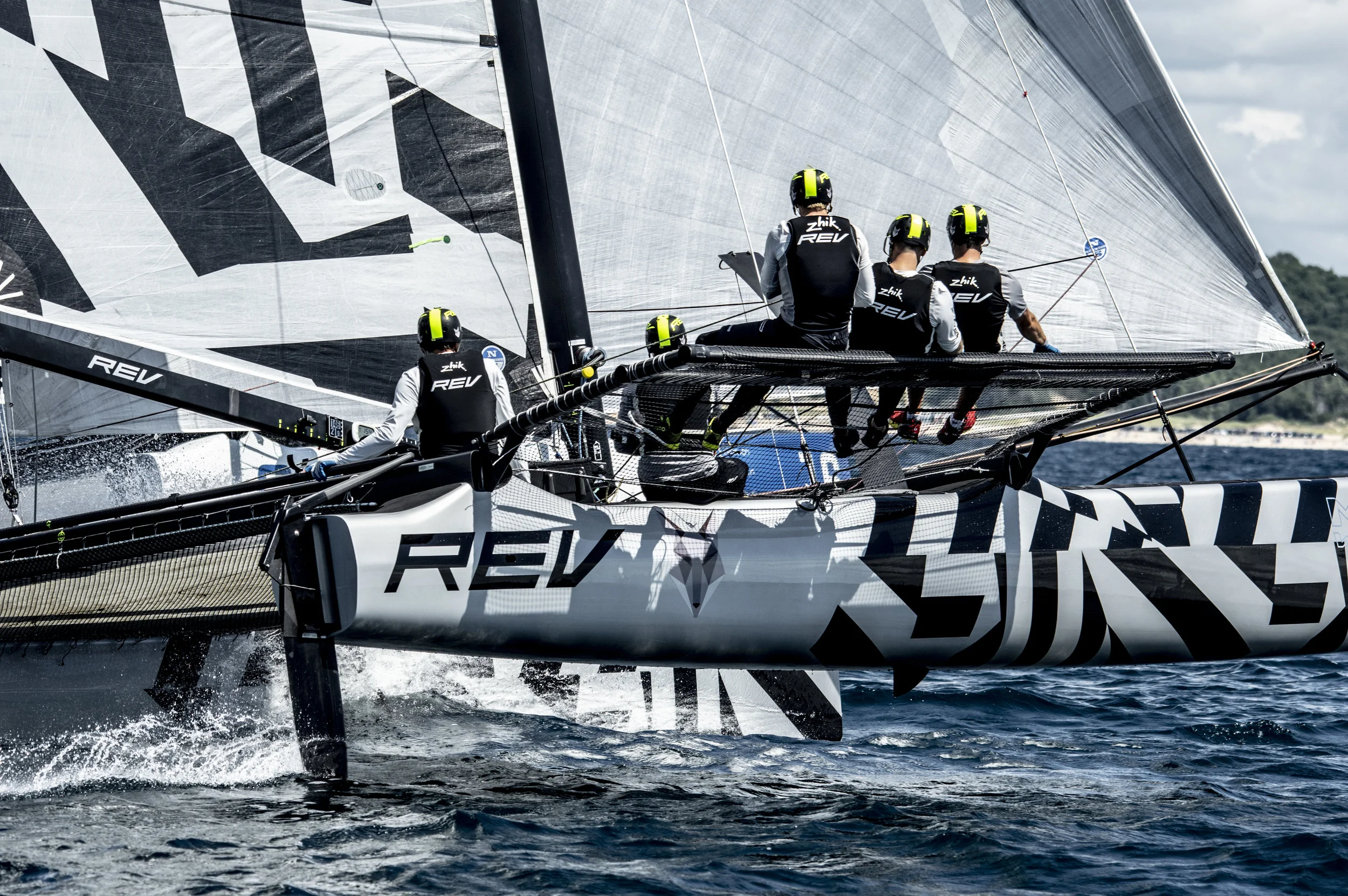 REV reaching off the start at 21.9 kts