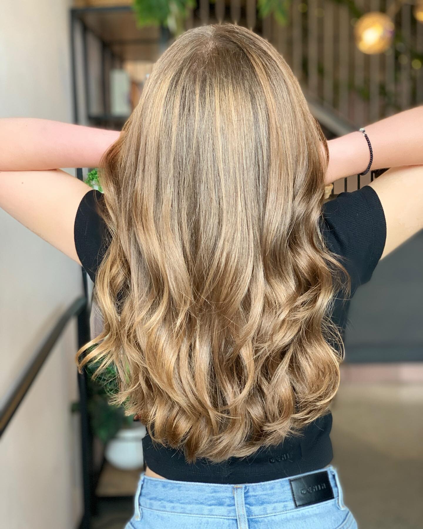 Fresh hair feeling 💕 @vanessa_hair.glowups gave her niece her first ever in salon haircut experience and it was a vibe 💇🏻&zwj;♀️ how shiny is this beautiful hair ⭐️ 
.
.
.
.
.
.
.
#epsilonhair #epsilonexperience #mtmaunganui #besthairintauranga #b