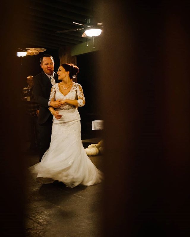 Let me tell you, these two are just the freaking cutest!!! Like really though... just look at the way they look at eachother. Always keeping eye contact... 😍😭❤
First dances just make me so darn happy! They are just so dang special. Like this one. I