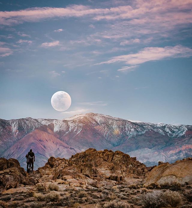 The moment the Super Blood Wolf Moon rose over the mountains. 
If your wanting a session over in Alabama hills, or pretty much anywhere in nature, send me a DM!
.
.
.
.
#bessieyoungphotography #bessieyoung #fresnophotographer #fresno #sonoraphotograp
