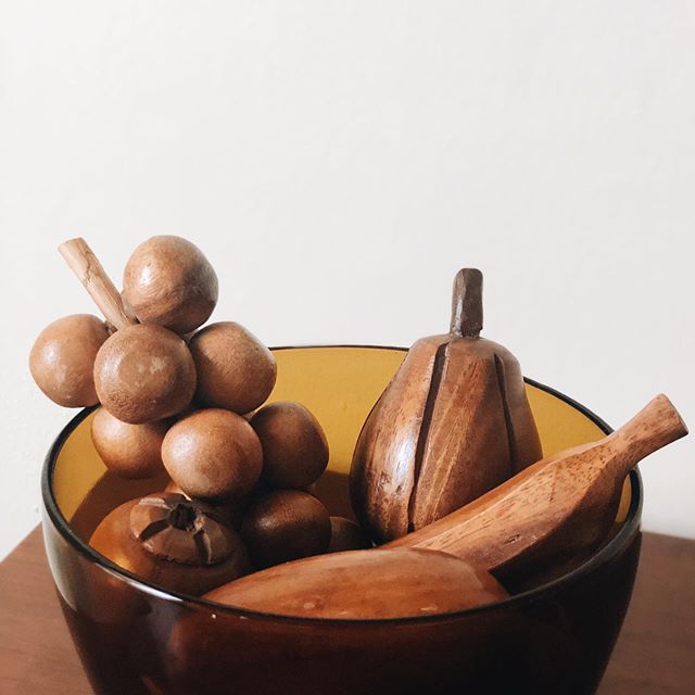 Daily reminder to eat your fruits and veggies. 🍎

Amber Glass Bowl $29
Wooden Fruit SOLD

DM to purchase. ✨ .
.
.
.
.
 #mandanablvd #mandanamood #vintage #midcenturymodern #midcentury #bohemian #vintagedecor  #midcenturydecor  #homedecor #home #neut